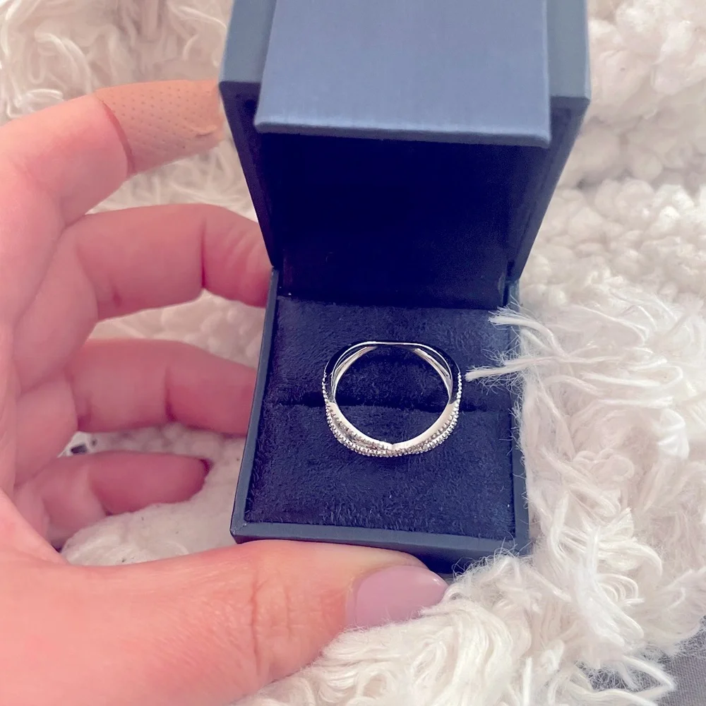 Natural diamond and 18k white gold criss cross ring. Size 7.5 - Picture 3 of 4